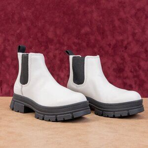 UGG Women Ashton Platform Fashion Slip-on White Chelsea Boots sz 6.5